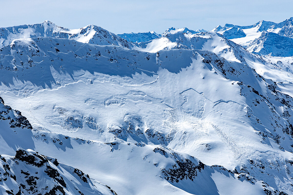  Blick vom Gipfel auf die Nordhänge gegenüber, wo während der letzten Schlechtwetterperiode viele Schneebretter abgegangen sind. 