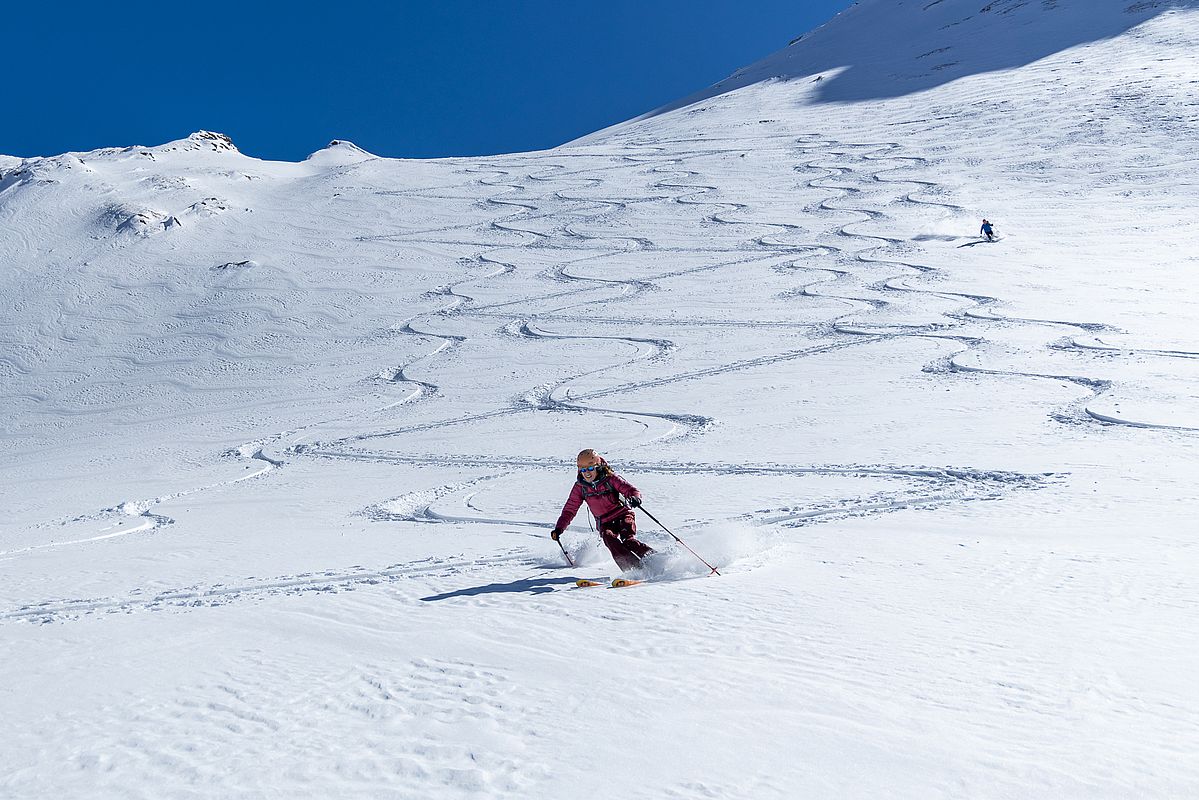 Etwas fordernder im Mittelteil mit leichtem  Windeinfluss an der Oberfläche und einer dünnen Kruste unter dem Neuschnee