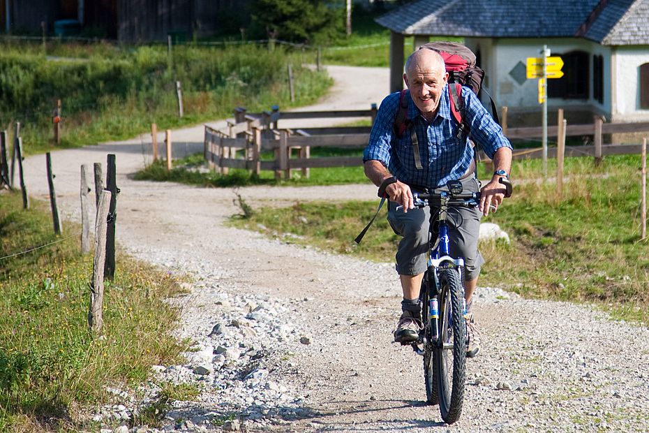 Das Mountainbike leistet im Zustieg zur Hütte, vor allem aber bei der Abfahrt gute Dienste. 