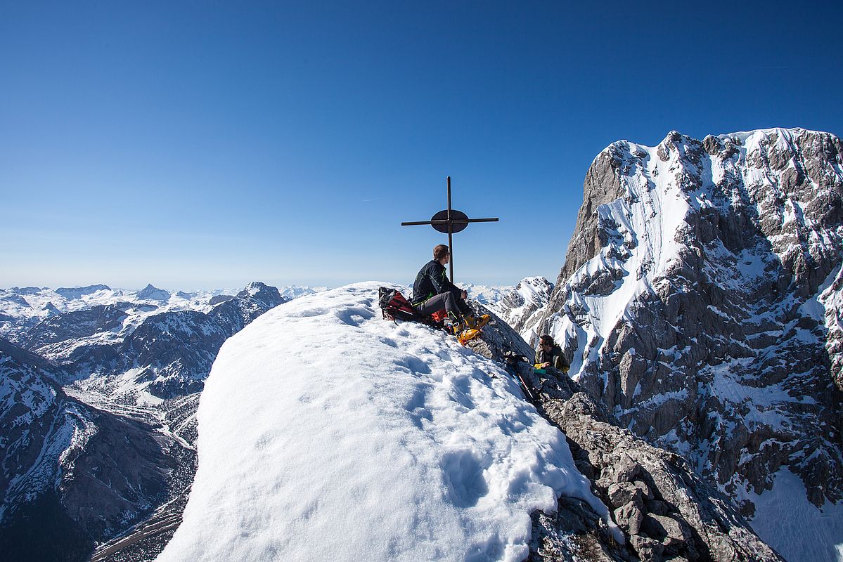 Am Gipfel der Blaueisspitze hinten der Hochkalter mit der schneegefüllten Nordostrinne