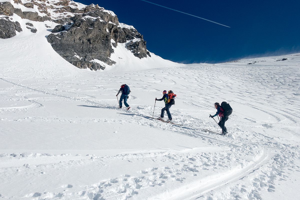 Aufstieg vom Schmirntal zum Kleinen Kaserer. Pulverschnee zur Höllscharte, Gipfelanstieg geht ohne Steigeisen.