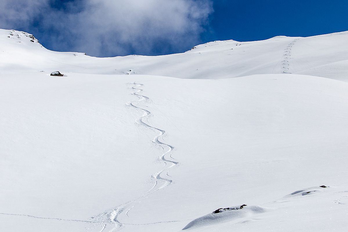 Feiner Pulverschnee in den windgeschützten Nordwestkaren. 