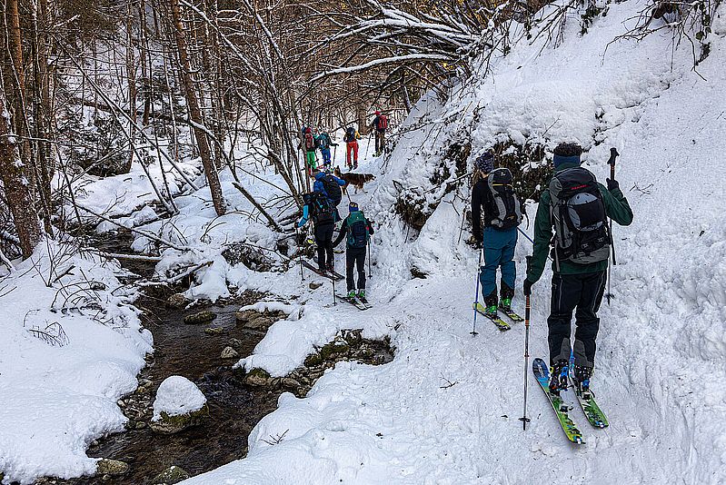 Wenig Schnee im Graben, an einigen Wasserläufen müssen die Ski abgeschnallt werden.