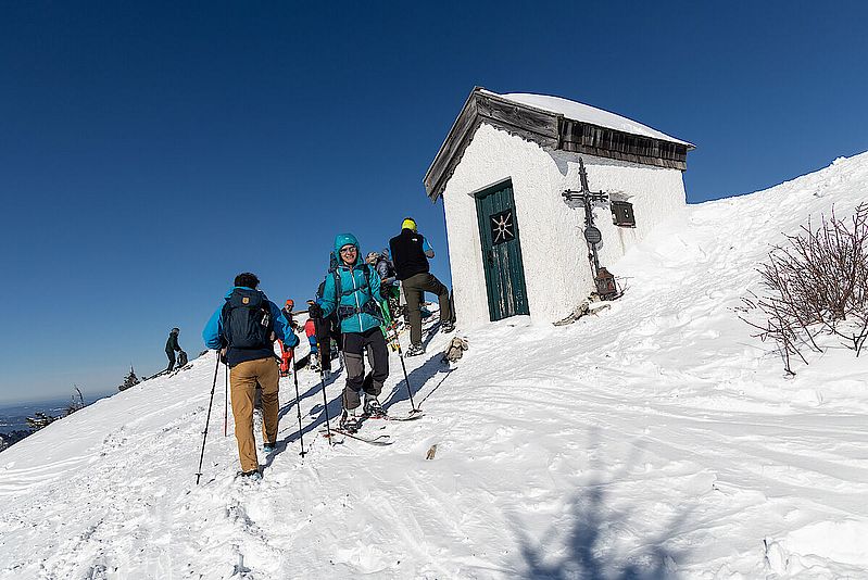 Für einen Sonntag mit diesem schönen Wetter relativ moderater Betrieb am Gipfel