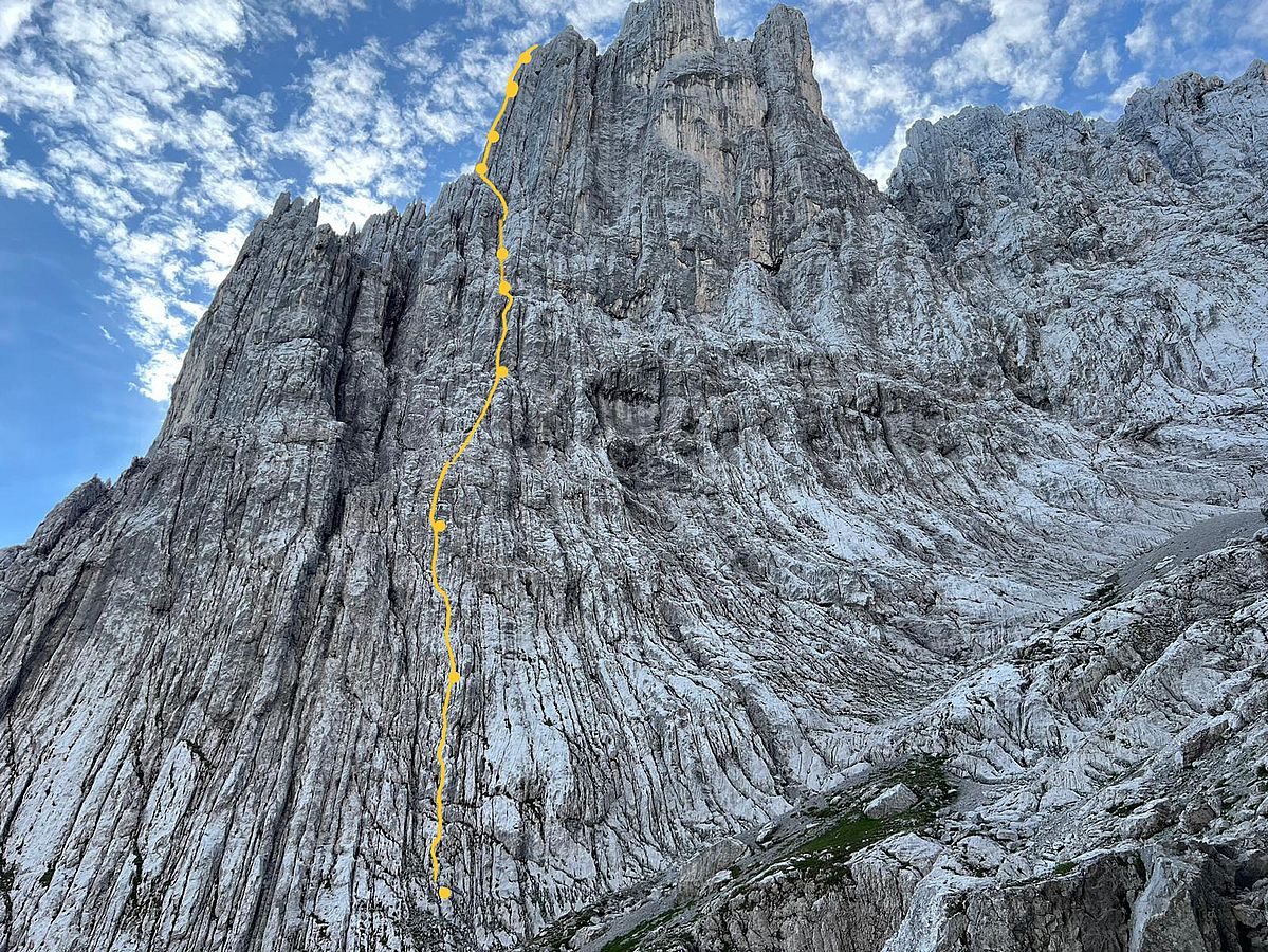 Wandfoto vom Predigtstuhl mit eingezeichneter Kletterroute Monolith