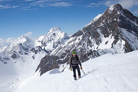 Am Gipfelgrat der Felbespitze, hinten Wilde Kreuzspitze und Grabspitze (rechts)