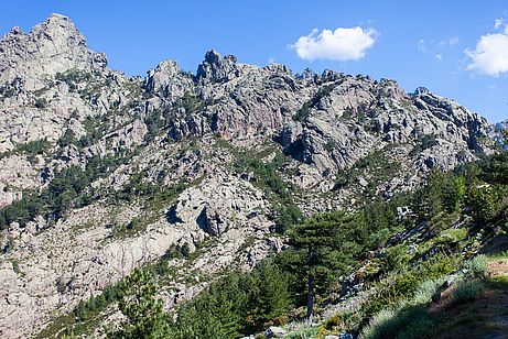 Blick vom Bavellapass auf die Sportklettergebiete