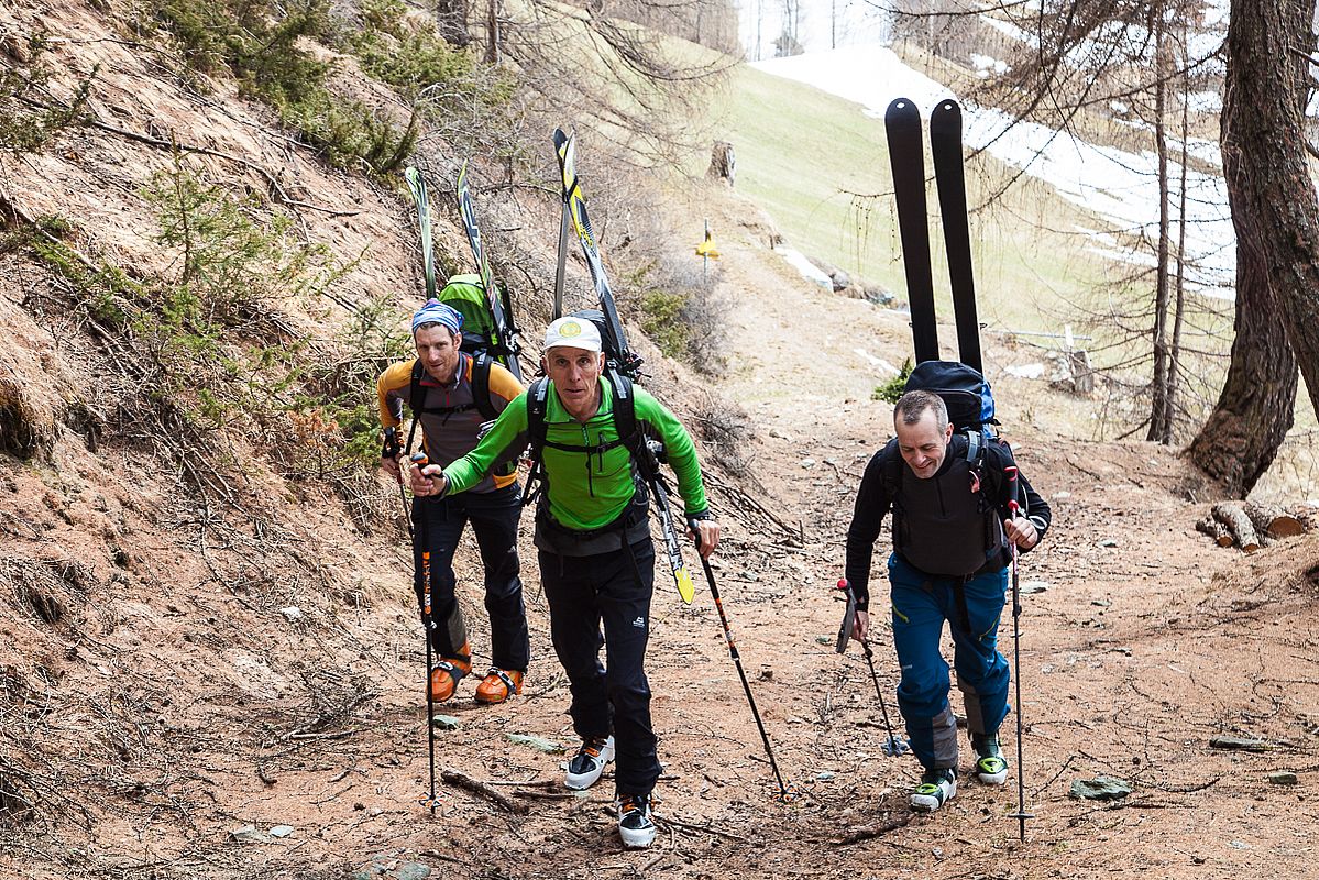 Start in Prägraten mit Ski am Rucksack. 