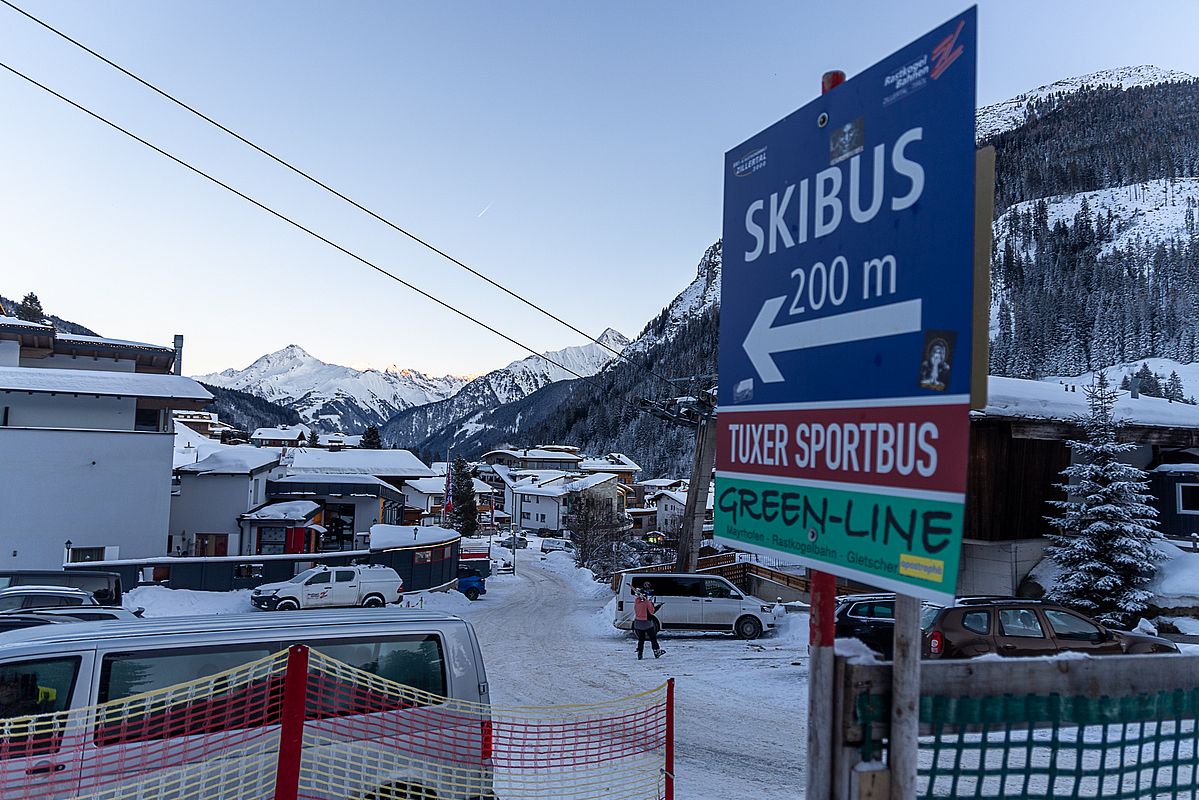 Direkt am Ortsrand schnallen wir die Ski ab und ein Wegweiser leitet uns zur Bushaltestelle