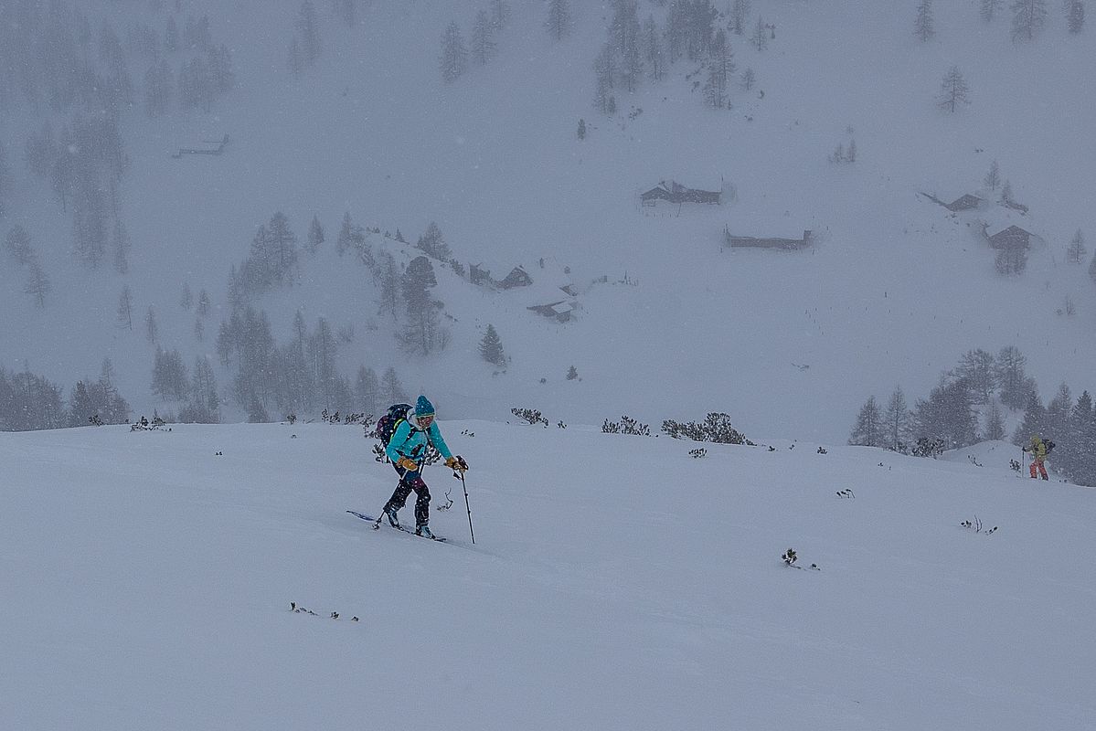 Am Sonntag dann vormittags windig und Schneefall - die alten Spuren sind wieder weitgehend verschwunden