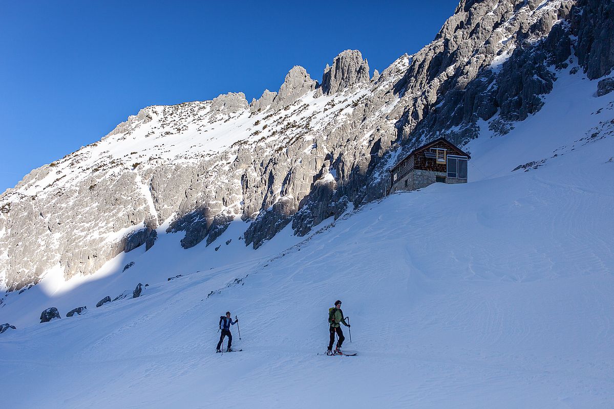 Die Fritz-Pflaum-Hütte im Schatten ist heute kein Pausenplatz