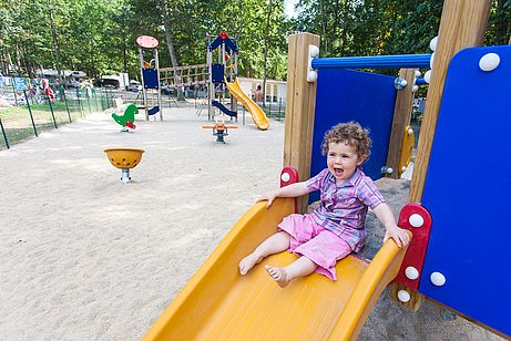 Für einen Urlaub mit kleinen Kindern ist ein Spielplatz am Campingplatz wichtig - wie hier in La Musardiere bei Milly la Foret