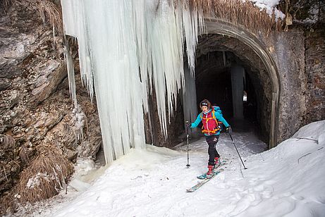 Die vereisten Tunnels am Anfang der Forststraße zur Wechselalm.