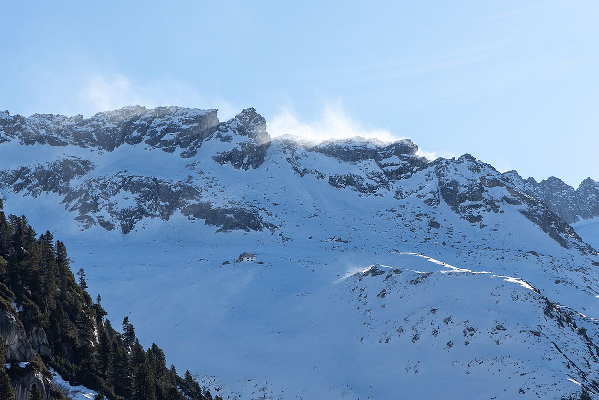 Schneefahnen über der Plauener Hütte