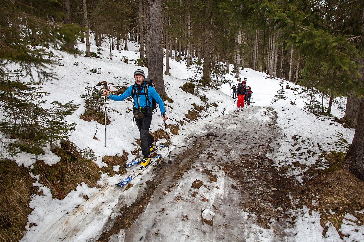 Kurze ausapernde Stellen am Sommerweg durch den Wald, Abfahrt daher auf der Forststraße.