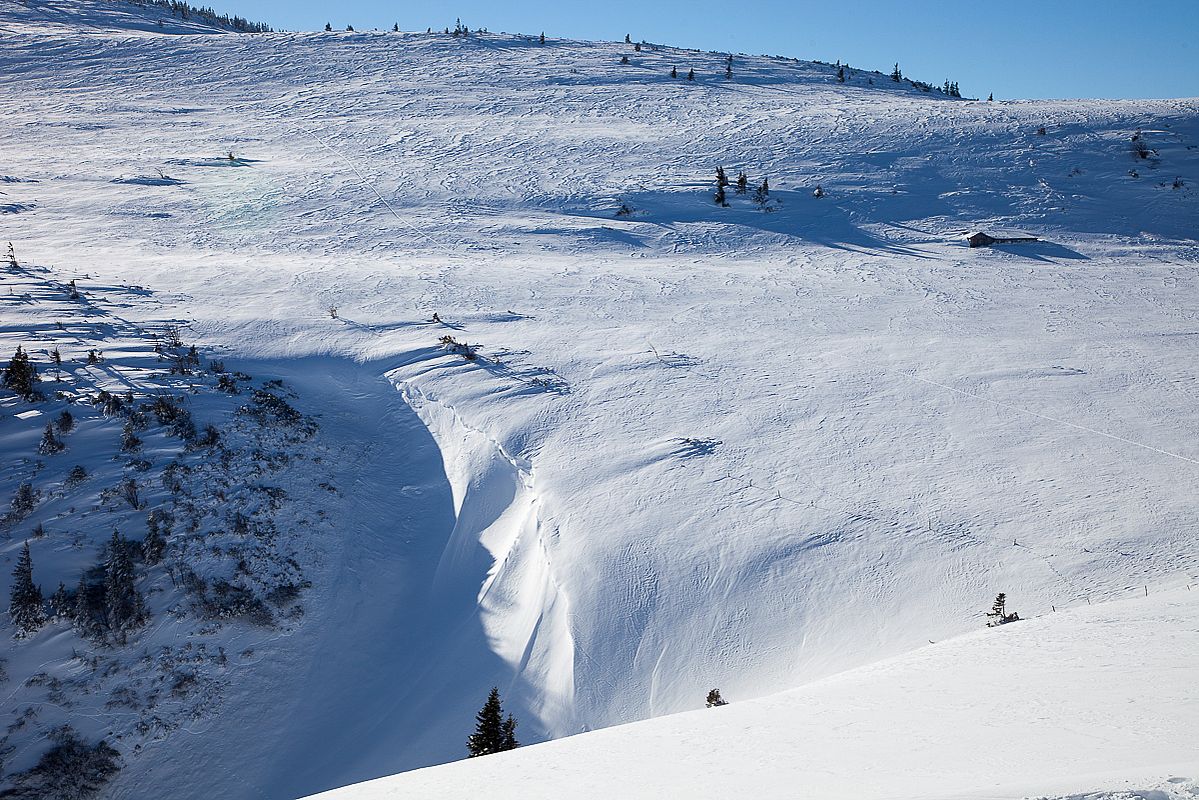 Große - ältere - Schneeumlagerungen am Roßalmplateau