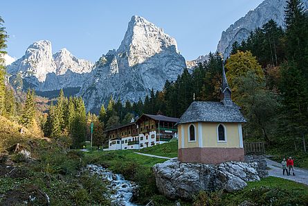 Die Kleine Halt überragt eindrucksvoll das Anton-Karg-Haus