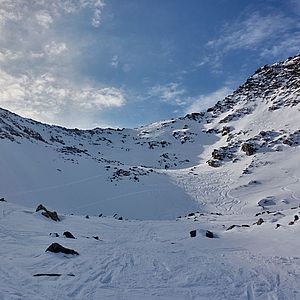 Im obersten Teil des Grinbergkars, man kann die schwach überdeckten Steine erahnen