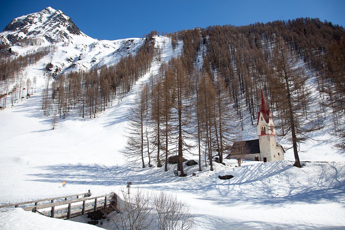 Die Heilig-Geist-Kapelle hinter Kasern