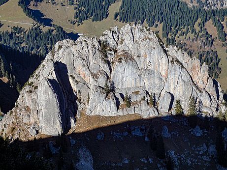 Blick auf die plattige Südwand