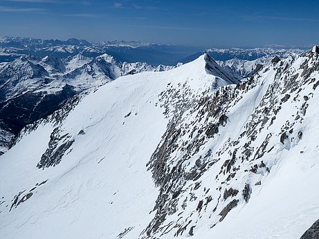 Blick zum Möselekopf - die Einsenkung im Nordgrat ist die Westliche Möselescharte, deren Ostflanke inzwischen ausgeapert ist und über den Möselekopf umgangen wird.