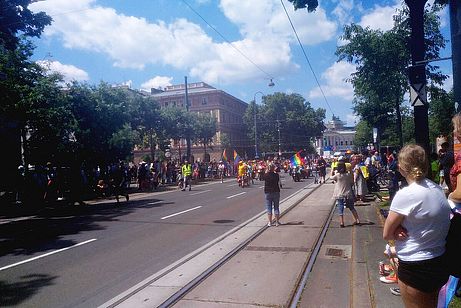 Zwischendurch zieht die Pride-Parade an uns vorbei