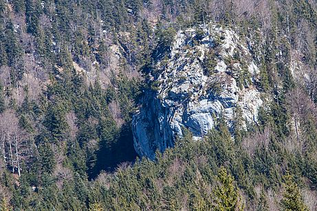 Der Schwarze Felsen vom Zustieg aus gesehen.