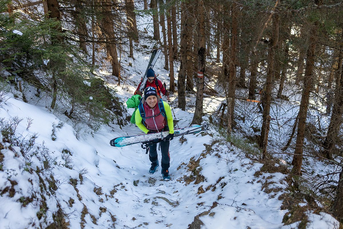 In der steilen Waldpassage musste man die Ski etwa 10 Minuten tragen