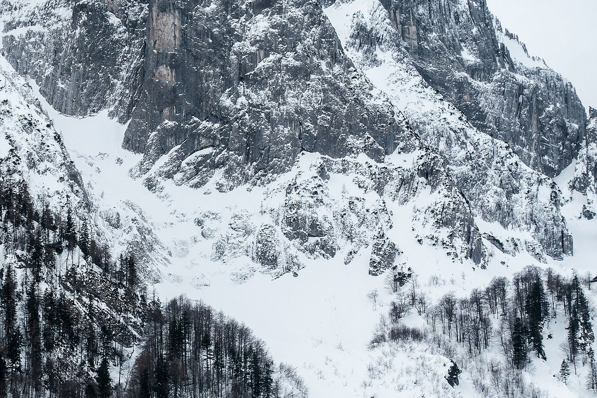 Der gut verschneite Steilabbruch unter der Steinernen Rinne.