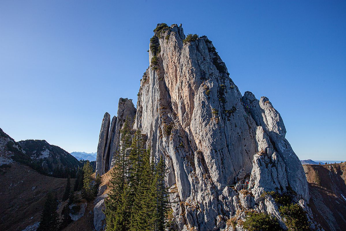 Blick zum Gipfelaufbau mit dem bevölkerten Ostgrat