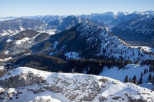 Blick vom Teufelsstättkopf zum Zahn und ins Estergebirge.