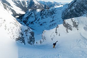 Die Aufstiegsspur ist durchgehend mit Ski und ohne Harscheisen gangbar - unser Splitboarder hat aber an dieser steilen Engstelle doch die bereits vorhanden Stapfspur bevorzugt. 