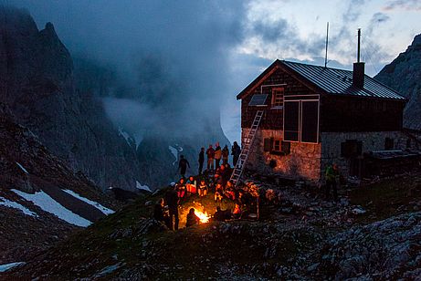 Sonnwendfeuer auf der Fritz-Pflaum-Hütte nach der Holzaktion der Alpenvereins Sektion Bayerland