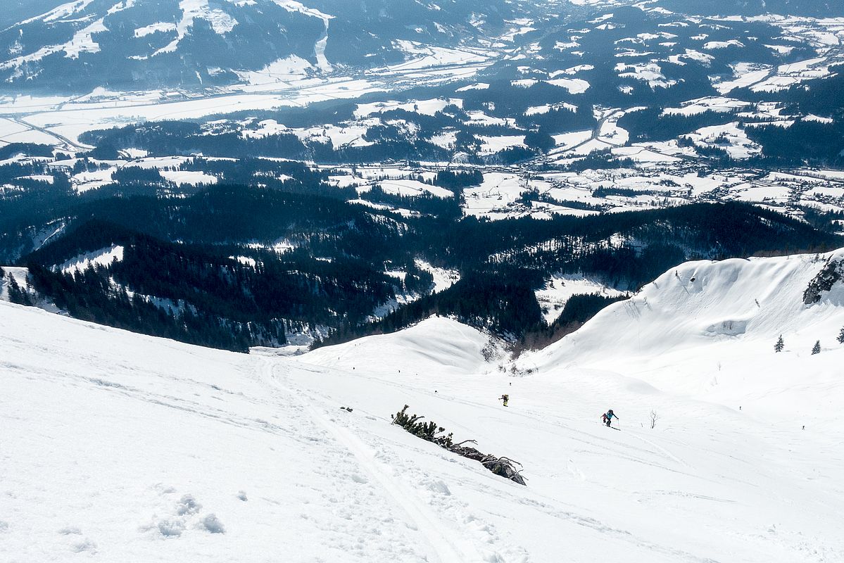 Tiefblick auf den verschneiten Talkessel von St. Johann