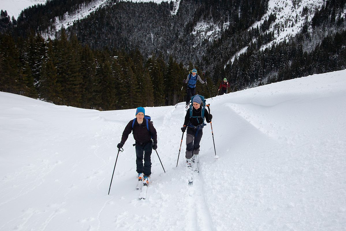 Deutliche Schneeverfrachtungen bereits weit unten in den Waldlichtungen