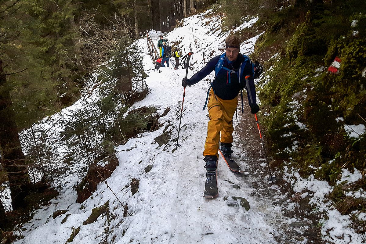 Wenig Schnee am Sommerwegaufstieg