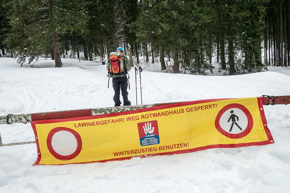 Der normale Hüttenweg ist als offiziell gesperrt deklariert, den tiefer verlaufenden Winterzustieg nutzt aber kein Mensch.