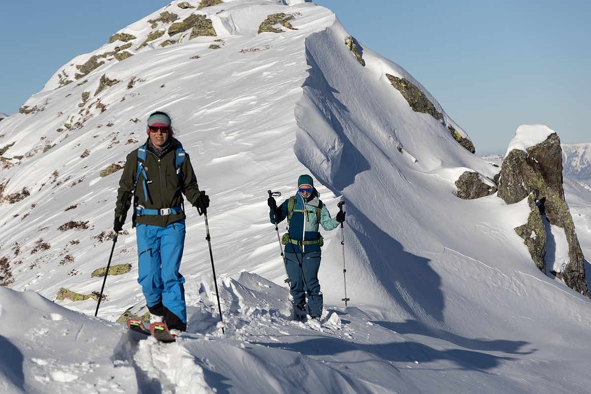 Der Gratübergang zum Standkopf hat westseitig wenig Schnee