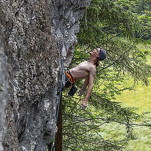 Marinus Höflinger freut sich über den No-Hand-Rest am doppelten Knieklemmer von Toxic Odyssey