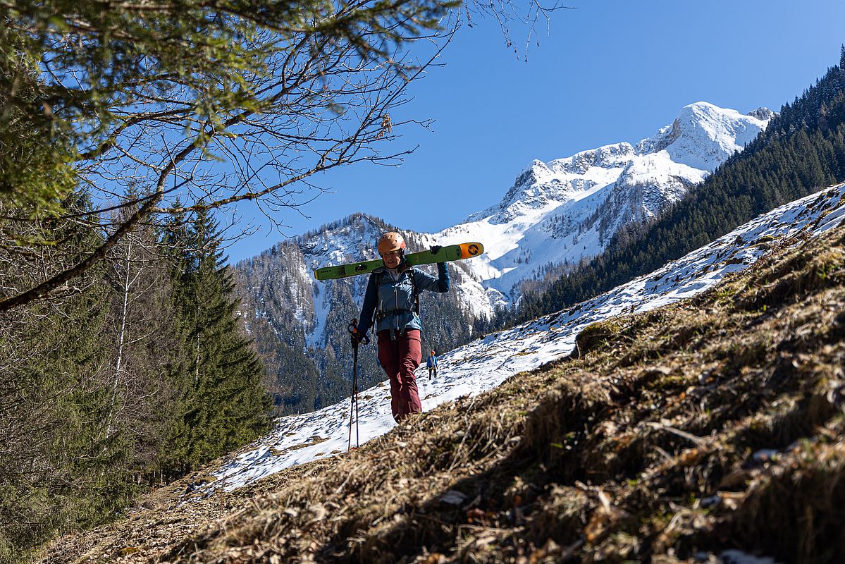 Die letzten Meter zum Parkplatz tragen wir die Ski