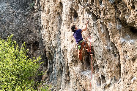 Steile Lochkletterei in Sancio Panza (7a+)