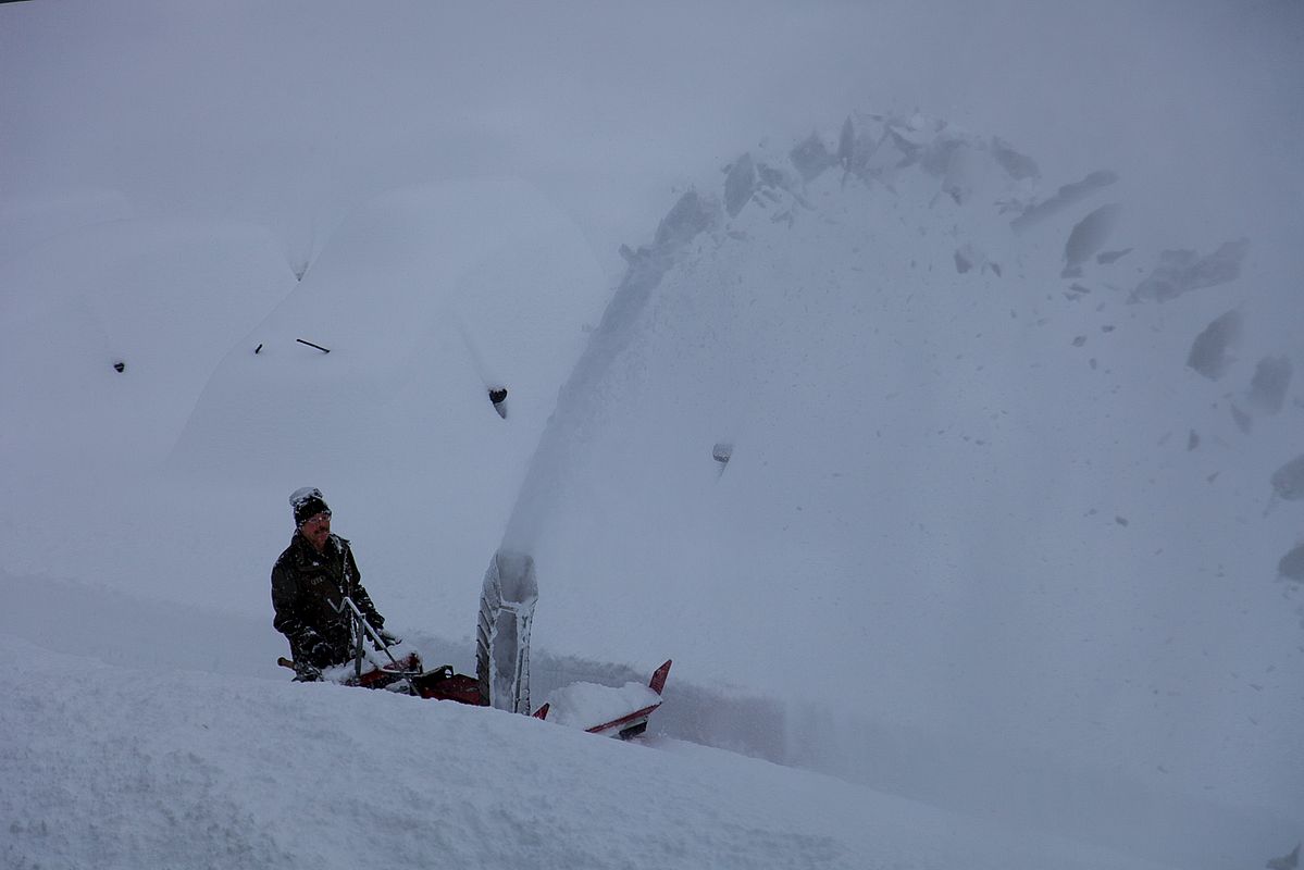 Hier fräst der Chef noch selbst - Inhaber Sepp Thöni befreit den Hotelparkplatz vom Neuschnee.