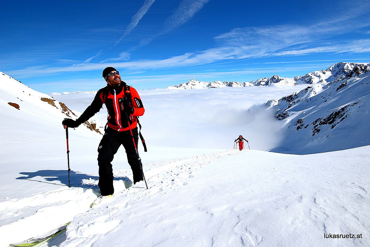 Auch and er Mitterlochspitze kommt man über die Hochnebeldecke