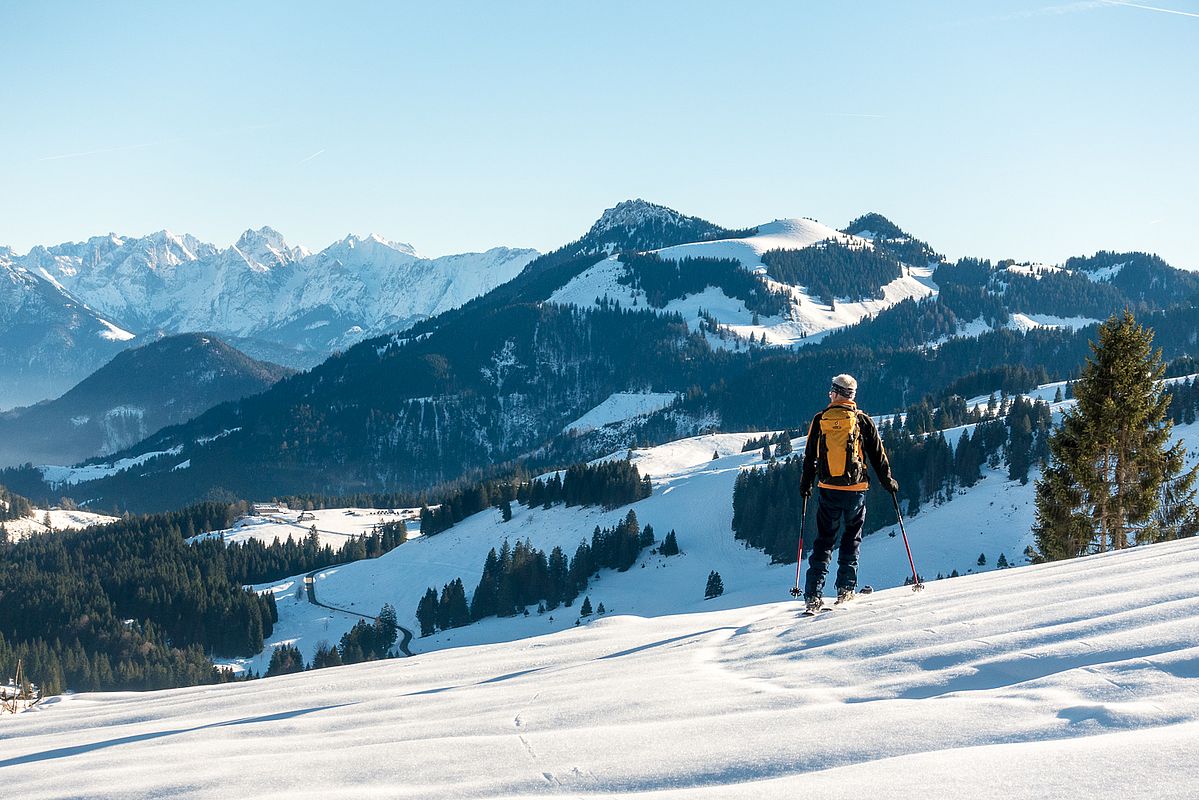 Blick zur Brünnsteinschanze und zum Wilden Kaiser.