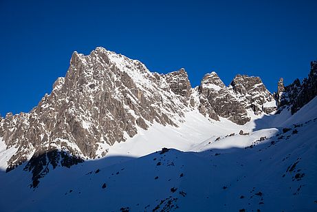 Blick zurück zur Steinkarspitze - rechts durch die markante Rinne führt der Übergang.