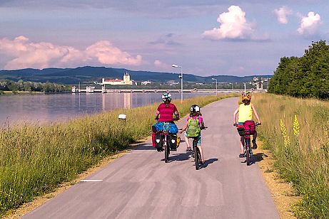 Das berühmte Stiftskloster Melk im frühen Abendlicht