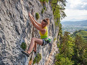 Jule Strebl klettert den Agerriss (7) in Karlstein