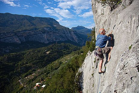 Die Muro dell'Asino ist ein Klettergebiet für Jung und Alt - Sepp klettert "L'infaticabile Uomo" (5a)