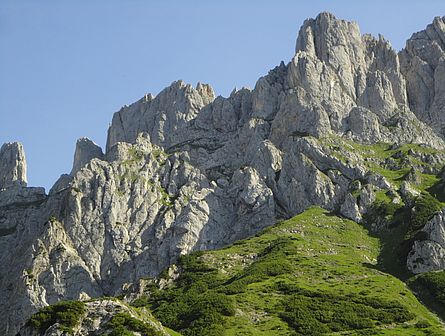 Regalmwand und Törlwand von Süden - vorgelagert die Wand am Gildensteig - Foto: J. Astl