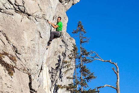 Tom klettert in die Crux von Rainbow-Warrier